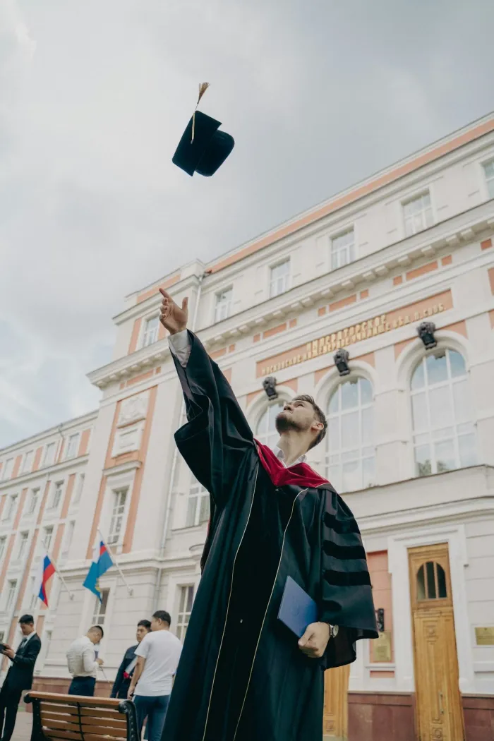 Jeune diplômé lançant sa toque