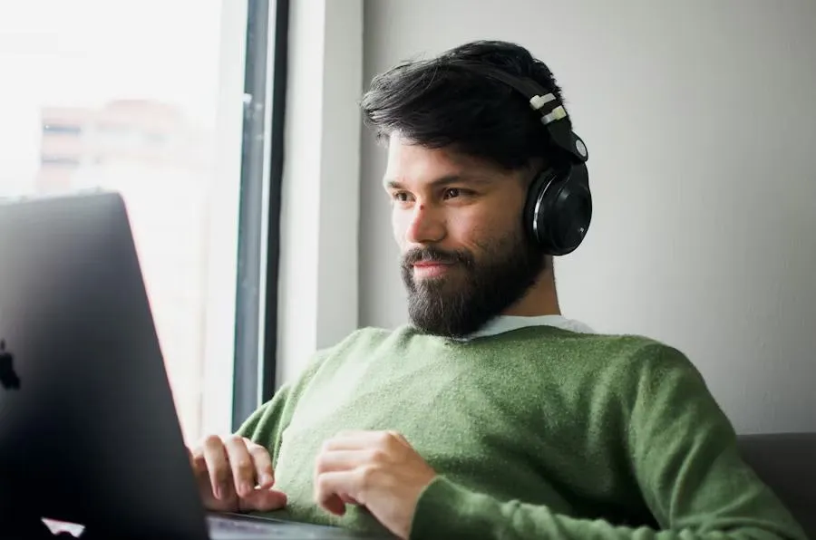 Apprenant suivant un cours vidéo