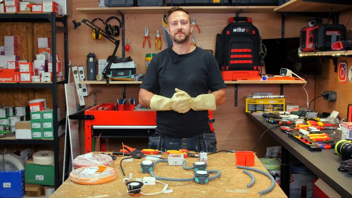 Formateur électricien dans son atelier